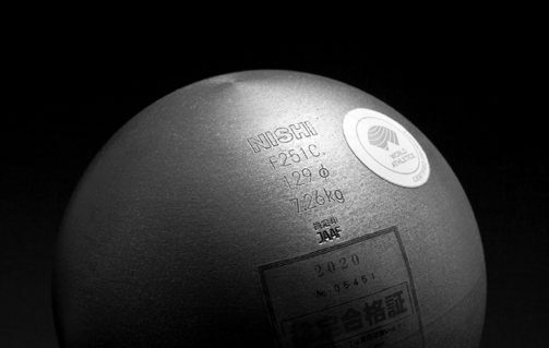 世界陸連認定マークが入った砲丸