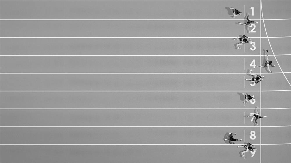 トラックのレーンを走る選手たちを真上から捉えた写真